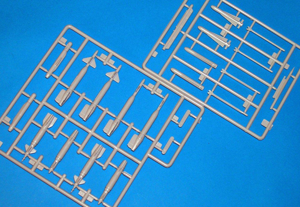6.eir-ac-kits-Airfix-Harrier-GR7-Harrier-FA2-1.72-GR7-weapons-sprue GR7 weapons sprue