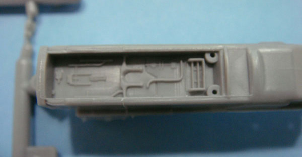 Die Doppelsitz-Cockpit-Wanne behält einige hervorragende Details für den Radkasten.