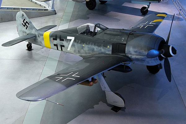تم ترميم Fw 190 F-8 في المتحف الوطني للطيران والفضاء في علامات الحرب المتأخرة