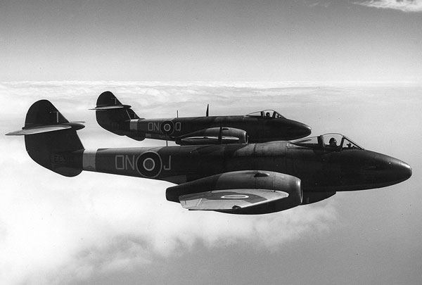 Sylwch ar y cowls injan llai sydd wedi'u gosod ar y Gloster Meteor Mk.III. Yr awyren hon yw Gloster Meteor Mk.III EE393