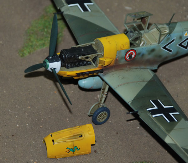 Airfix Messerschmitt Bf109E-4//N Tropical 1:48 Scale Airplane Plastic Model Kit A05122A