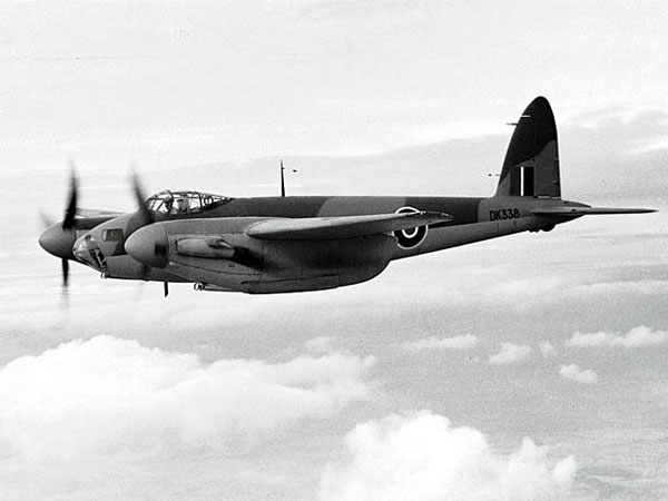 osquito B Mk IV seriale DK338 prima della consegna al 105 Squadron - questo aereo è stato utilizzato in molte delle operazioni di bombardamento diurno a bassa quota del 105 Squadron durante il 1943.