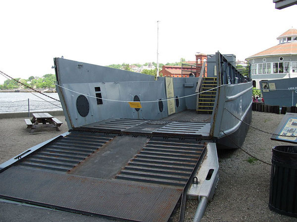 1a-HN-Ma-Revell-LCM-3-Landing-Craft-and-Off-Road-Vehicle,-1.35