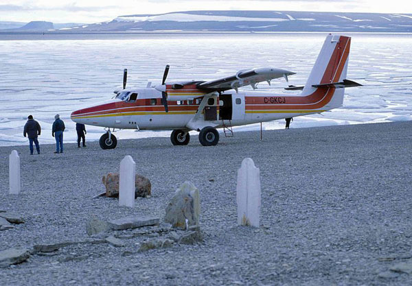 德哈维兰加拿大 DHC-6“双水獭”（C-GKCJ）在约翰富兰克林远征海员墓地的比奇岛上（加拿大努纳武特）