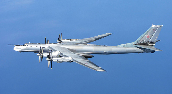 Foto: Courtesy RAF, viser en russisk Tu-95 Bear 'H' fotografert fra et RAF Typhoon Quick Reaction Alert-fly (QRA) med 6 Squadron fra RAF Leuchars i Skottland. RAF Typhoon Quick Reaction Alert-fly ble skutt opp fra RAF Leuchars for å fastslå identiteten til ukjente fly som nærmet seg NATOs luftpolitiområde nord for Skottland og ikke kunne identifiseres på andre måter. Flyene ble deretter identifisert som russisk militær rekognosering (Bears). De russiske Bears-flyene forble i internasjonalt luftrom, slik de har full rett til å gjøre