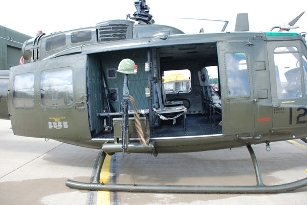 西日本産 ハセガワ・モノグラム1/24 UH-1Bイロコイヒューィホッグ