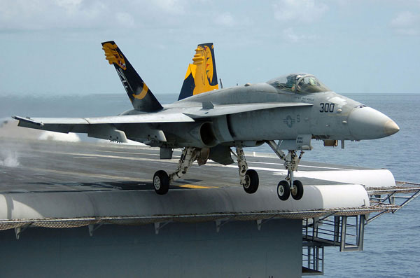 Océano Pacífico (17 de agosto de 2005) - Un F / A-18C Hornet, asignado a los "Golden Dragons" del Strike Fighter Squadron One Nine Two (VFA-192), se lanza desde la cubierta de vuelo del portaaviones USS de propulsión convencional. Kitty Hawk (CV 63)