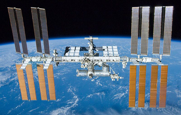 La Station spatiale internationale le 23 mai 2010 vue depuis le départ de la navette spatiale Atlantis pendant STS-132 (photo publiée avec l'aimable autorisation de la NASA)