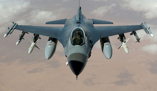 Eine F-16 Fighting Falcon der US Air Force fliegt am 22. März 2003 während der Operation Iraqi Freedom eine Mission in den Himmel in der Nähe des Irak
