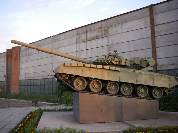 This T-80BV (a monument in St Petersburg) has reactive armour adapted to its turret and hull. The later T-80U has a large applique of explosive reactive armour installed — providing higher crew and tank survivability than prior models