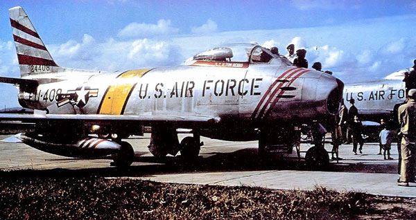 سرب قاذفة القنابل رقم 36 في أمريكا الشمالية F-86F-30-NA Sabre 52-4408 قاعدة Itazuke الجوية ، اليابان. 1954