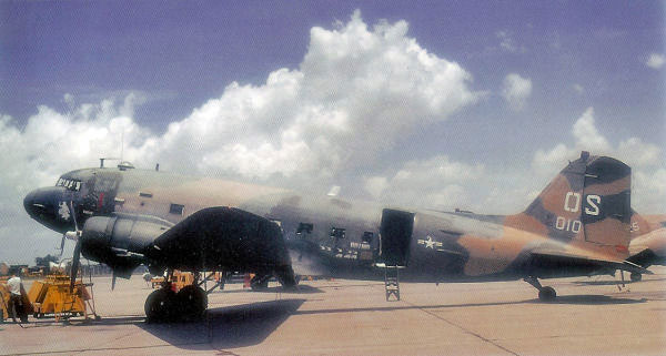 ภาพ: กองทัพอากาศสหรัฐ Douglas AC-47D Spooky gunship (s/n 43-49010) ของฝูงบินปฏิบัติการพิเศษที่ 4 ที่ฐานทัพอากาศอุดรธานี เมื่อเดือนมิถุนายน พ.ศ. 1970 เครื่องบินลำนี้ถูกส่งไปยังกองทัพอากาศลาวเมื่อวันที่ 8 มิ.ย. 1970 ต่อมาได้ประจำการกับกองทัพอากาศเขมรของกัมพูชาก่อนจะเข้าประจำการกับกองทัพอากาศไทยในชื่อ "L2-46/18" ในปี 1975 ได้ปลดประจำการเมื่อวันที่ 23 เมษายน พ.ศ. 1991 และถูกทิ้งที่ฐานทัพอากาศดอนเมือง โดย พ.ศ. 1995 ปัจจุบันจัดแสดงที่พิพิธภัณฑ์อนุสรณ์สถานทหารผ่านศึกเวียดนาม ค่ายสุรสีห์ กาญจนบุรี ประเทศไทย ได้รับความอนุเคราะห์จาก Fly-By-Owen