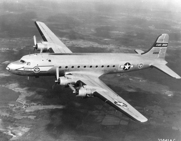 C-54 Skymaster da Força Aérea dos EUA (cortesia: Signaleer e Alaniaris)