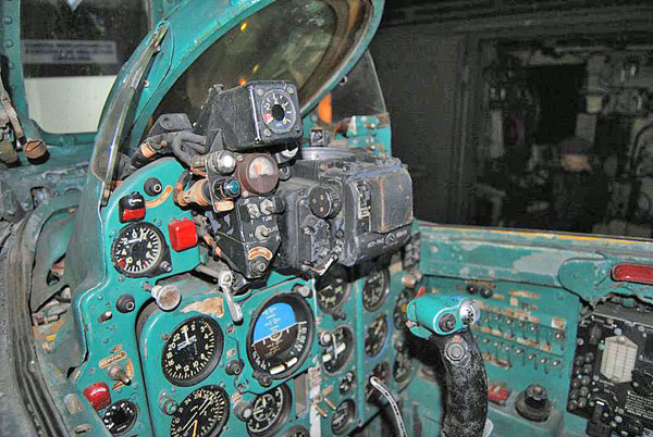 Photo: MiG 21 F-13 cockpit (courtesy of Daniel Pandelea)