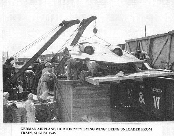 Разтоварване на заловения Horten Ho 229 V3 от влак от американски военни