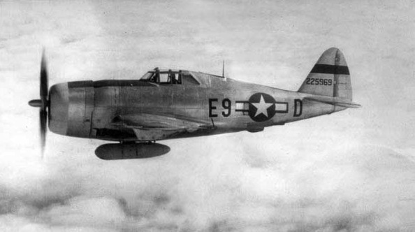 Фото: USAAF Republic P-47D-22-RE Thunderbolt (s/n 42-25969) у польоті. Цей літак спочатку був призначений до 8-ї AF / 361-ї FG / 376-ї FG (E9-D), якими керував капітан Джон Д. Дункан. Пізніше загинув 3 серпня 1944 року під час призначення до 8-ї AF/56-ї FG/63-ї FS. При призначенні до 56-ї FG її маркування було (UN-S), а пілот лейтенант Роуч Стюарт-молодший був KIA MACR 7448 (фото надано ВПС США)