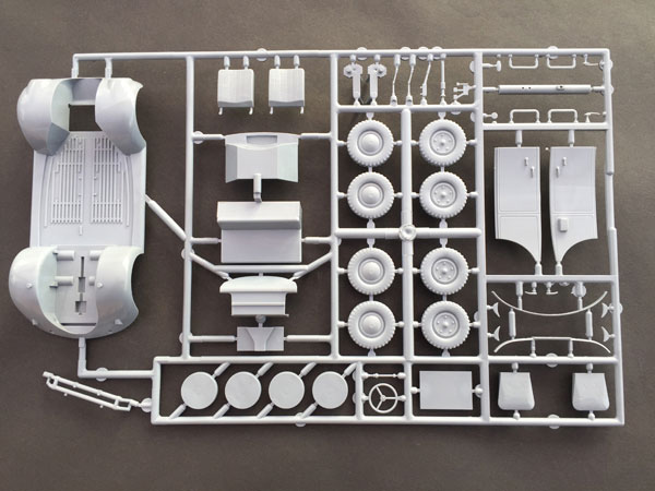 7-HN-Ar-Revell-Type-82E-Tysk-personale-bil-1.35