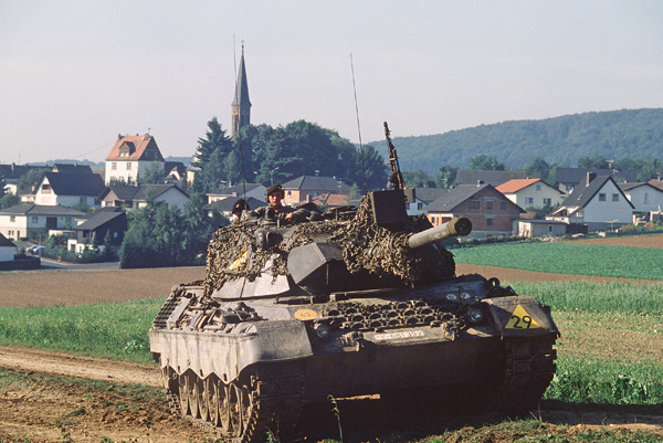 Un char de combat principal Leopard 1 de l'armée fédérale allemande du 1er Peloton, 4e Compagnie, 153e Panzers, est stationné dans un champ pendant la phase Confident Enterprise de REFORG-ER/AUTUMN FORGE '83 près d'Effolderbach (Hesse). Avec la permission de : CMSGT Don Sutherland, USAF