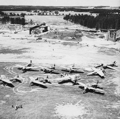 Foto: Dornier Do 335-Flugzeuge auf der Landebahn von Oberpfaffenhofen kurz nach Ende des Zweiten Weltkriegs