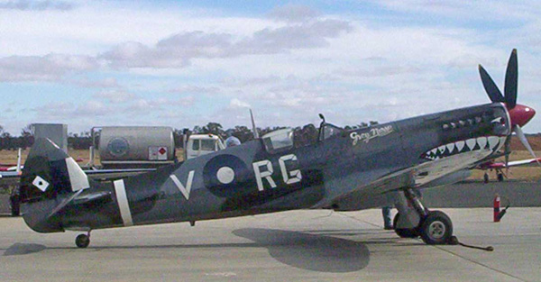 Courtesy of Cfitzart - Et sjeldent flygende eksempel på en Mk.VIII som flyr fra Temora Aviation Museum, NSW. Dette er en restaurert Supermarine Spitfire VIII, A58-758, i fargene og merkingene til Wg. Cdr Bobby Gibbes fra 80 Wing RAAF, basert på Morotai i 1945.