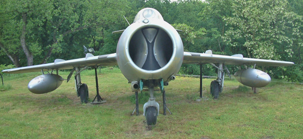 Cortesia de Radomil mostrando a vista frontal de um MiG-15