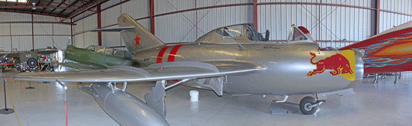 Per gentile concessione di Scismgenie - mostra MiG-15 UTI Trainer, Chino Planes Of Fame (Red Bull) Air Museum in condizioni di volo