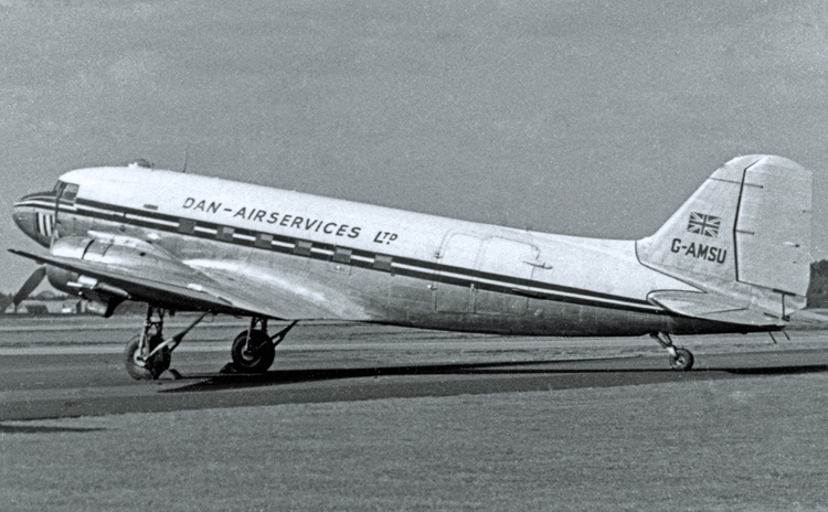 Das erste Flugzeug der Fluggesellschaft, G-AMSU, eine Douglas C-47B Dakota 4 am Flughafen Blackbushe im Jahr 1955, trug die ursprünglichen Dan-Air-Services-Titel. Foto mit freundlicher Genehmigung von Wikiwand
