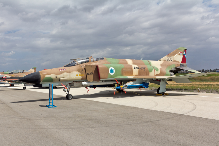 سرب 201 لسلاح الجو الإسرائيلي F-4E Phantom II في تل نوف ، يوم الاستقلال 2013 الذي تم تطوير Kurnass 2000 منه