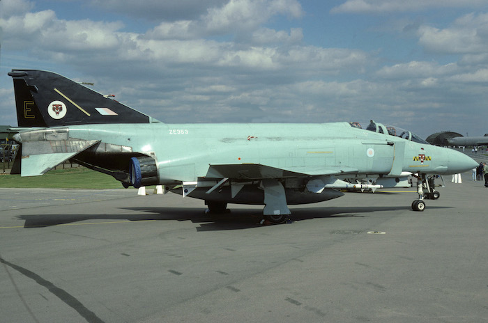 F-4J (المملكة المتحدة) ZE353 'E' ، رقم 74 سرب سلاح الجو الملكي البريطاني 1:72